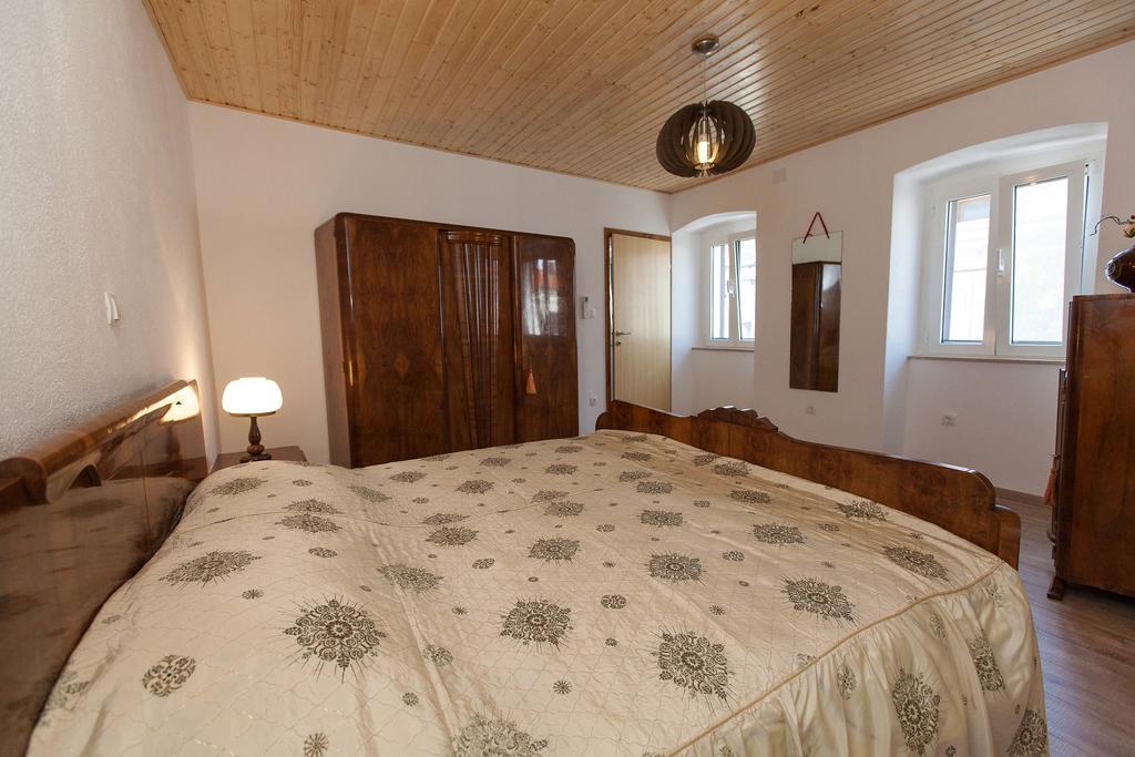 Holiday Home Nika Omisalj Exterior photo